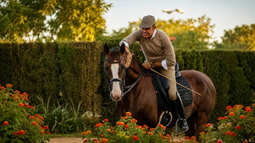 José Miguel Egea montando un caballo Pura Raza Española durante una sesión de entrenamiento ecuestre