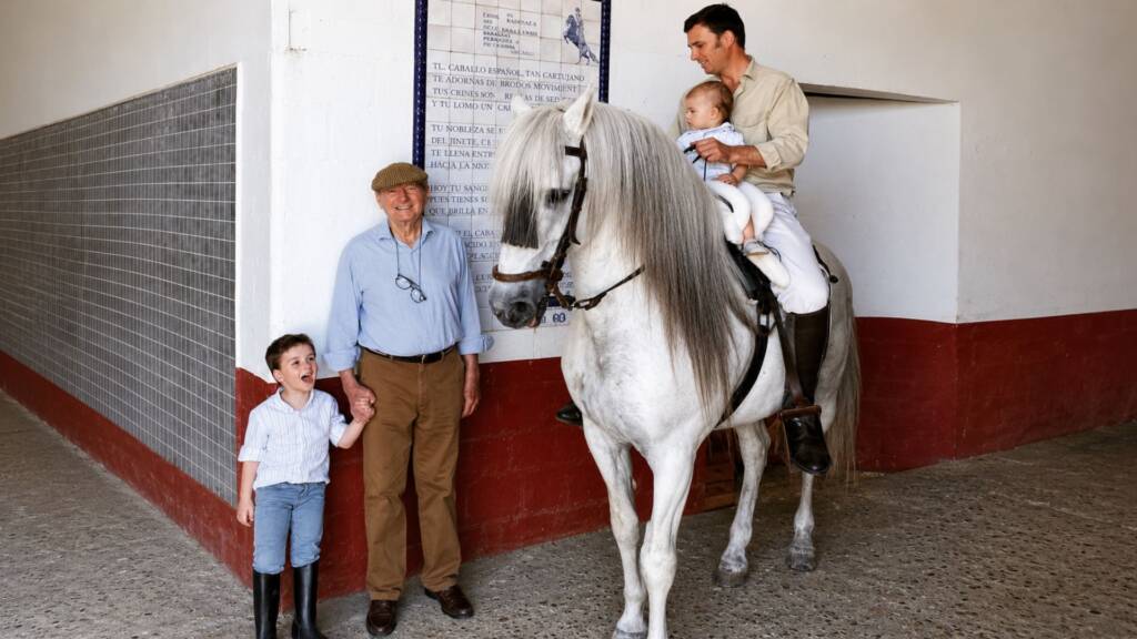 Rafael Peralta junto a su hijo Rafael Peralta y sus nietos, quinta generación de la familia, junto a un caballo PRE