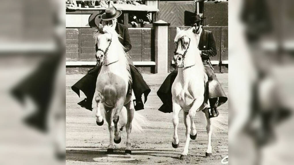 Ángel y Rafael Peralta a caballo durante una corrida de rejones