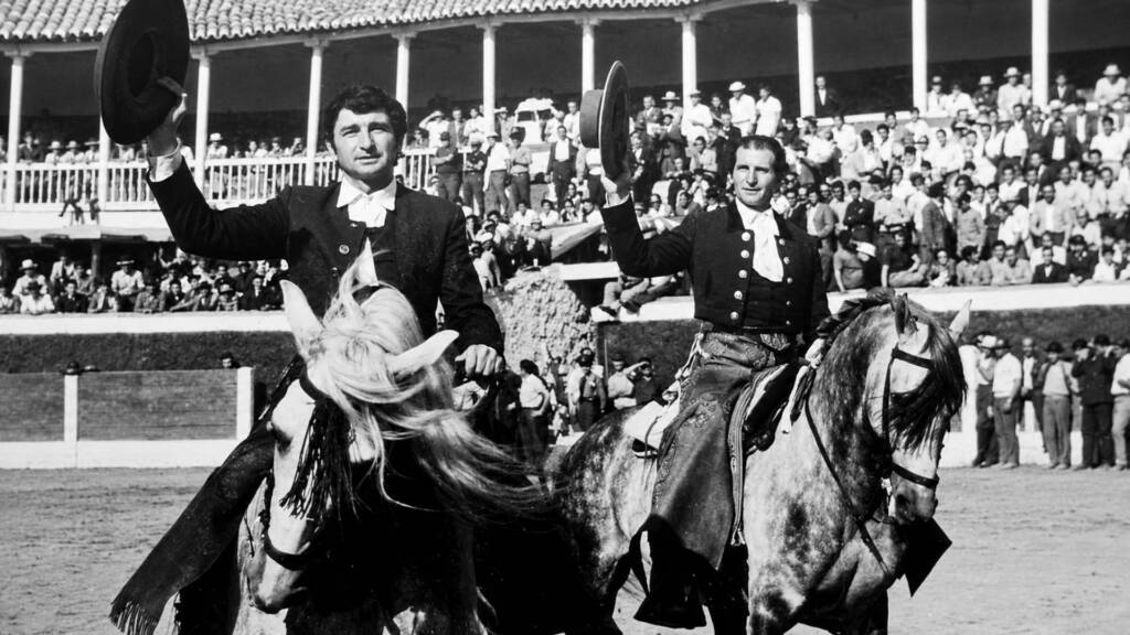 Rafael y Ángel Peralta, rejoneadores, a caballo durante una actuación